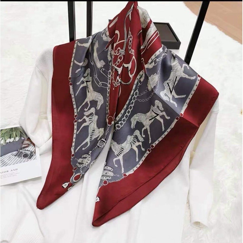 Khăn vuông hoạ tiết con ngựa size 70x70.