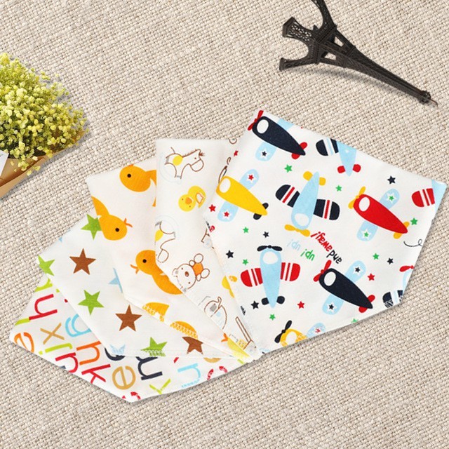 Khăn yếm tam giác đeo cổ cho bé