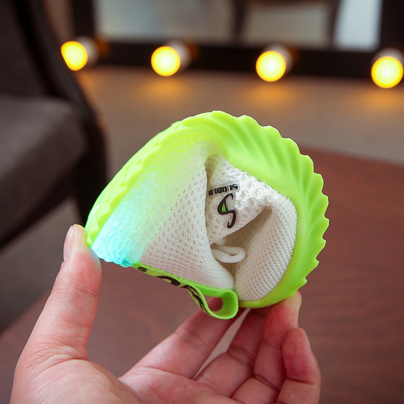 Giày thể thao đế chống trượt có đèn LED dành cho bé