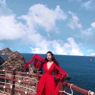 Đầm boho đỏ xẻ tà kèm khăn