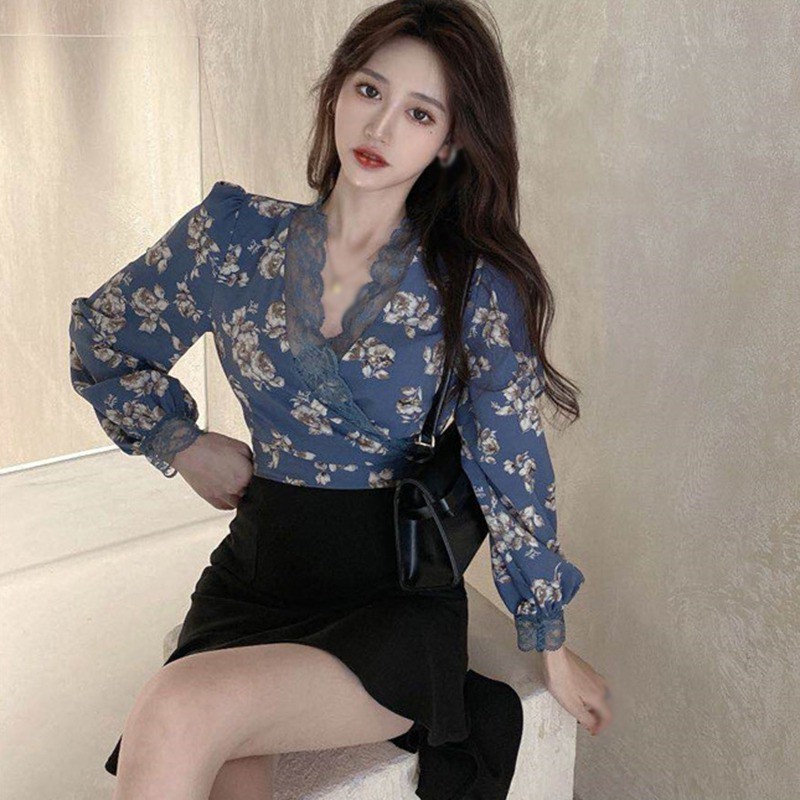 Áo Croptop Tay Dài Phối Ren Hoa Thiết Kế Cổ Chữ V Quyến Rũ Cho Nữ
