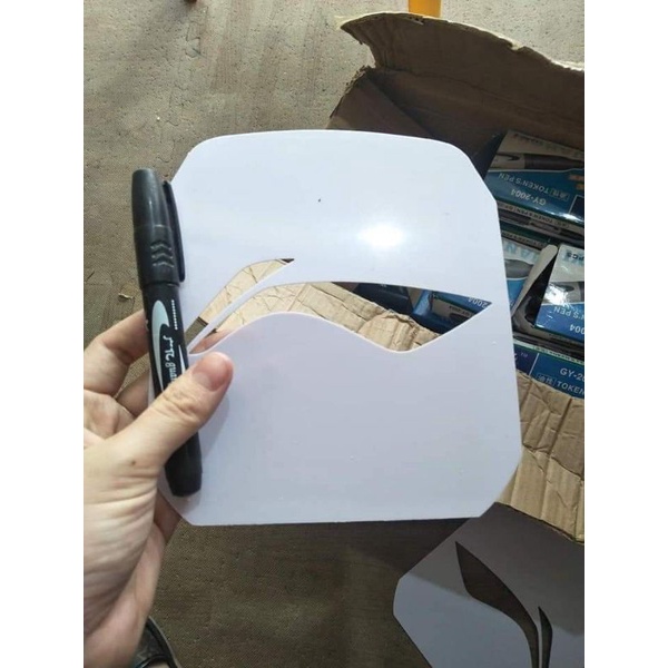 LOGO vợt cầu lông bằng nhựa tặng kèm bút sơn chuyên dụng.