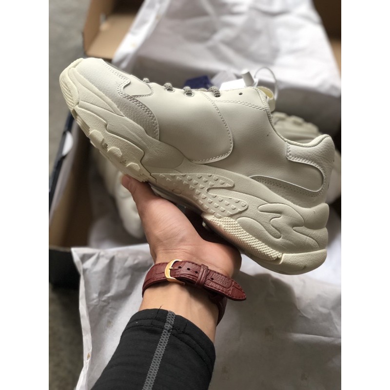 Giày thể thao sneaker in chữ đỏ