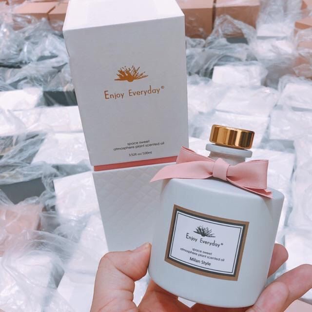 Bộ tinh dầu nước hoa khuếch tán thơm phòng cao cấp Enjoy Everyday, Reed Diffuser, kèm que, tặng hoa