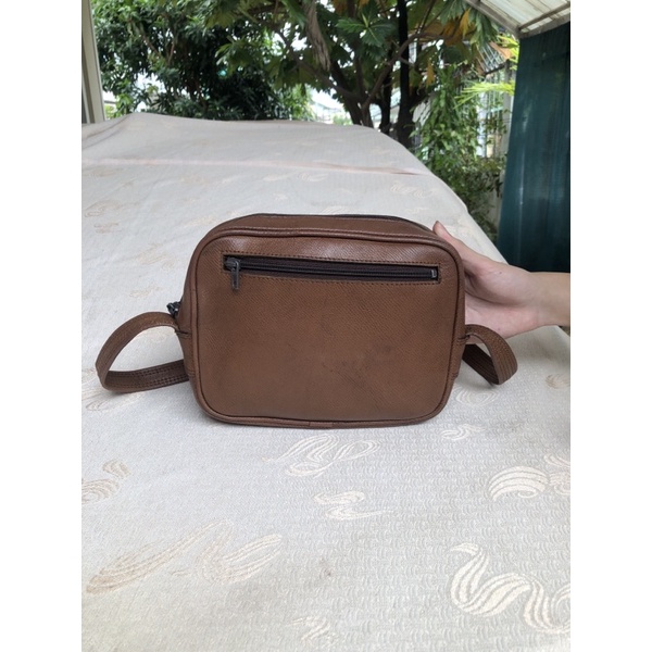 Túi có lỗi nhẹ rạn da dây quai. Khách vui lòng xem hình nếu muốn biết thêm thông tin sản phẩm mời khách vô chat. Thanks.