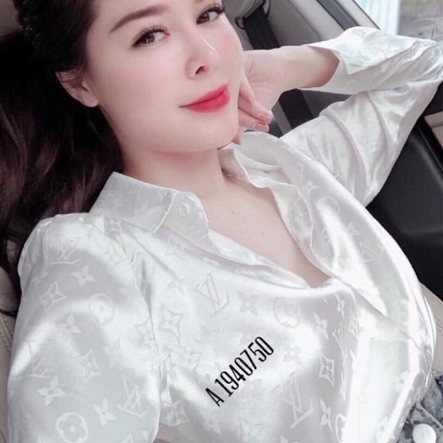 Áo sơ mi lụa lV cực sanh chảnh nhé. Sỉ 100k. Sẵn hàng tại shop.