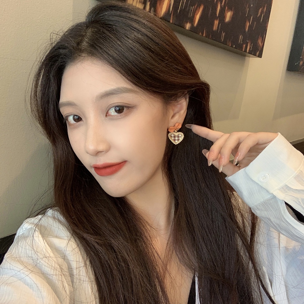 Khuyên tai kẹp không bấm lỗ chốt cố định K028 bằng hợp kim phủ màu hình trái tim sọc caro dáng midi Leous Accessories