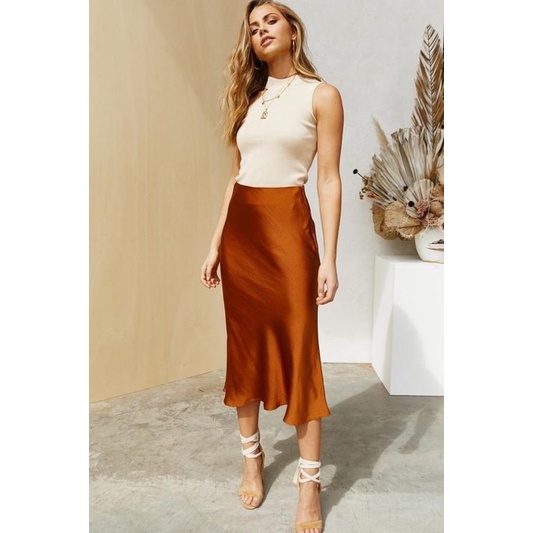 Chân váy lụa chữ A Midi cao cấp, sang trọng, mềm mịn, nhận đặt hàng theo số đo - Bee Fashion Boutique