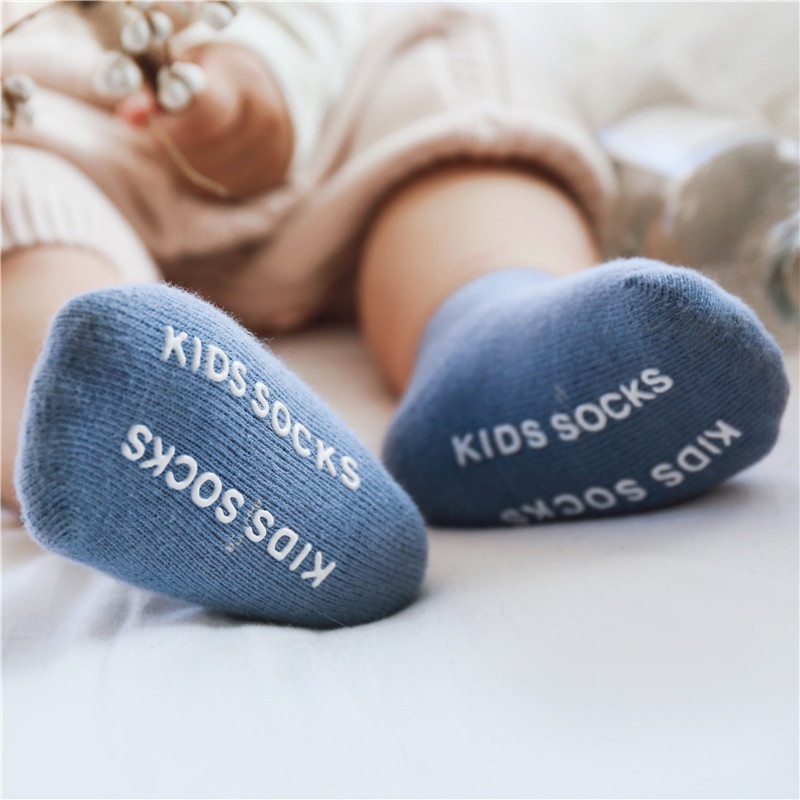 Set 3 Đôi Vớ Chống Trượt In Hình Dễ Thương Cho Bé