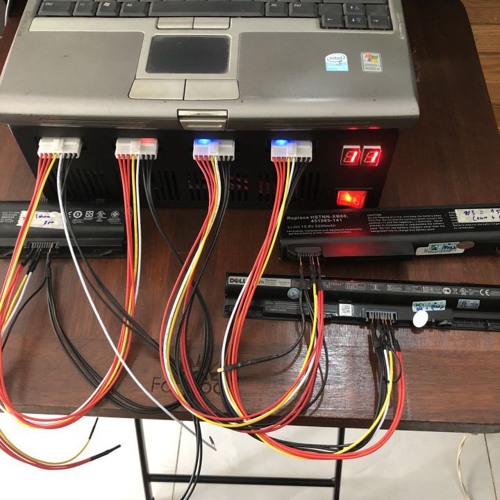 Máy sạc, xả và đo dung lượng pin laptop chuyên dụng.