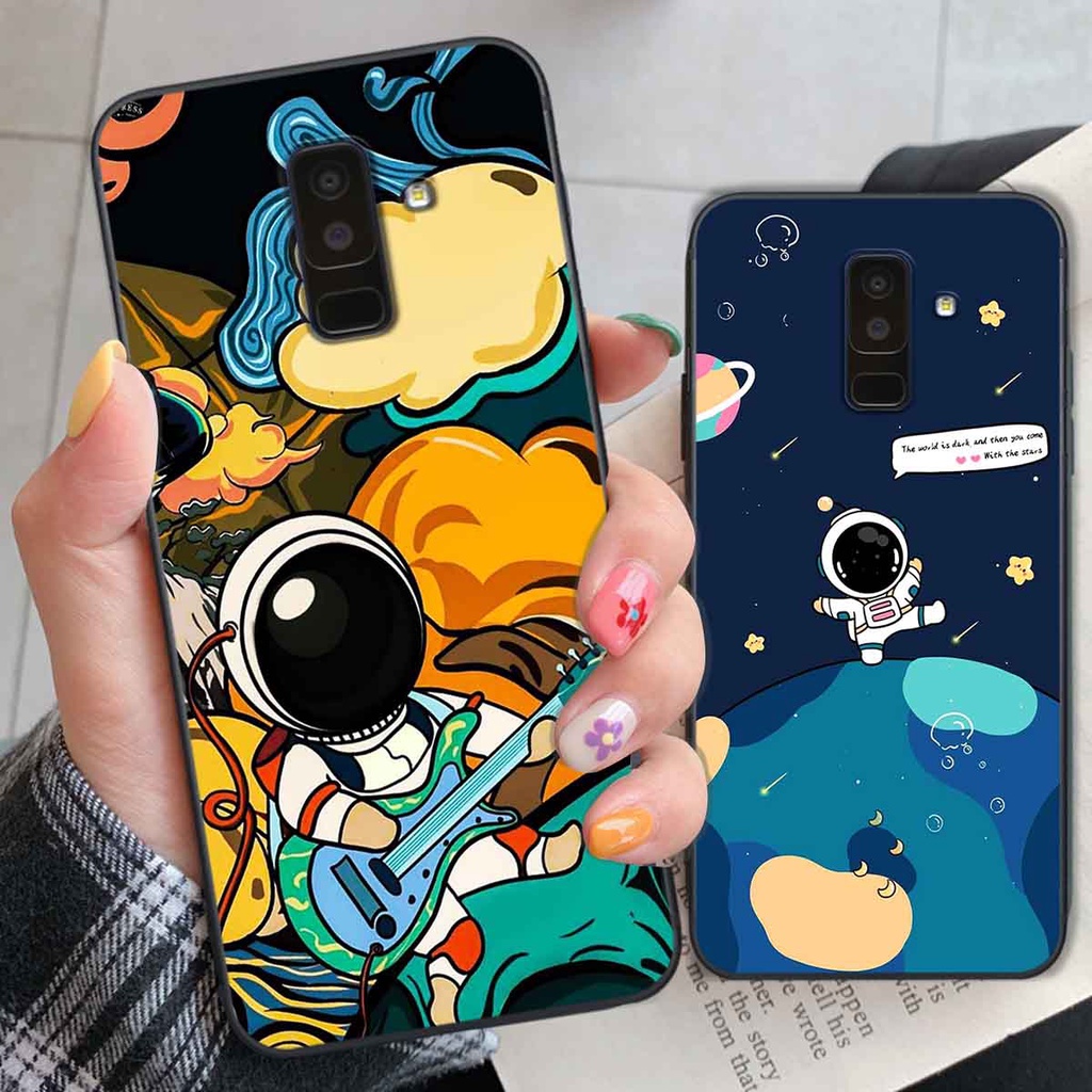 Ốp Samsung J8 in hình vũ trụ, phi hành gia bầu trời cute dễ thương