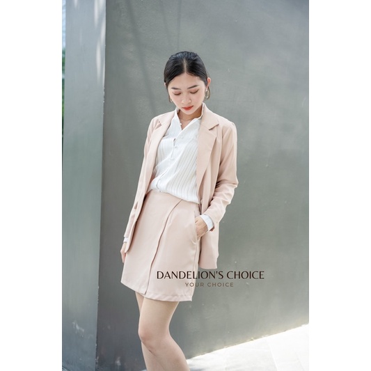 Áo Blazer tay dài bọc khuy hai túi nắp màu be by Dandelion | BigBuy360 - bigbuy360.vn
