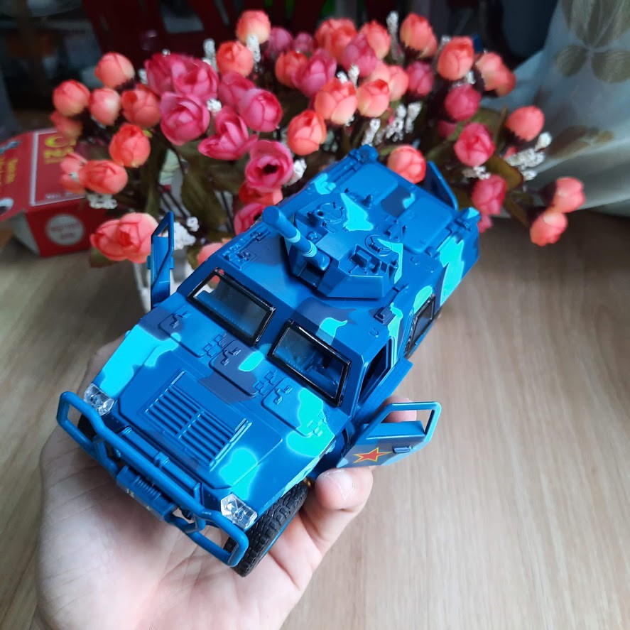Mô hình xe tăng đồ chơi trẻ em bằng sắt tỉ lệ 1:32 xe có âm thanh động cơ và đèn xe mở các cửa