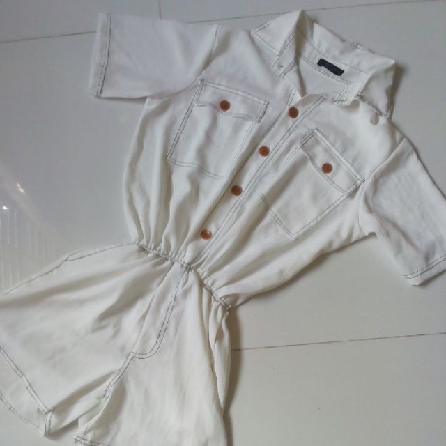 JUM ĐÙI CỔ ĐỨNG MÀU TRẮNG TAY NGẮN TÚI VUÔNG