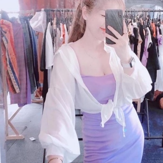 Sét đầm body và áo sơ mi phôm rộng phong cách.