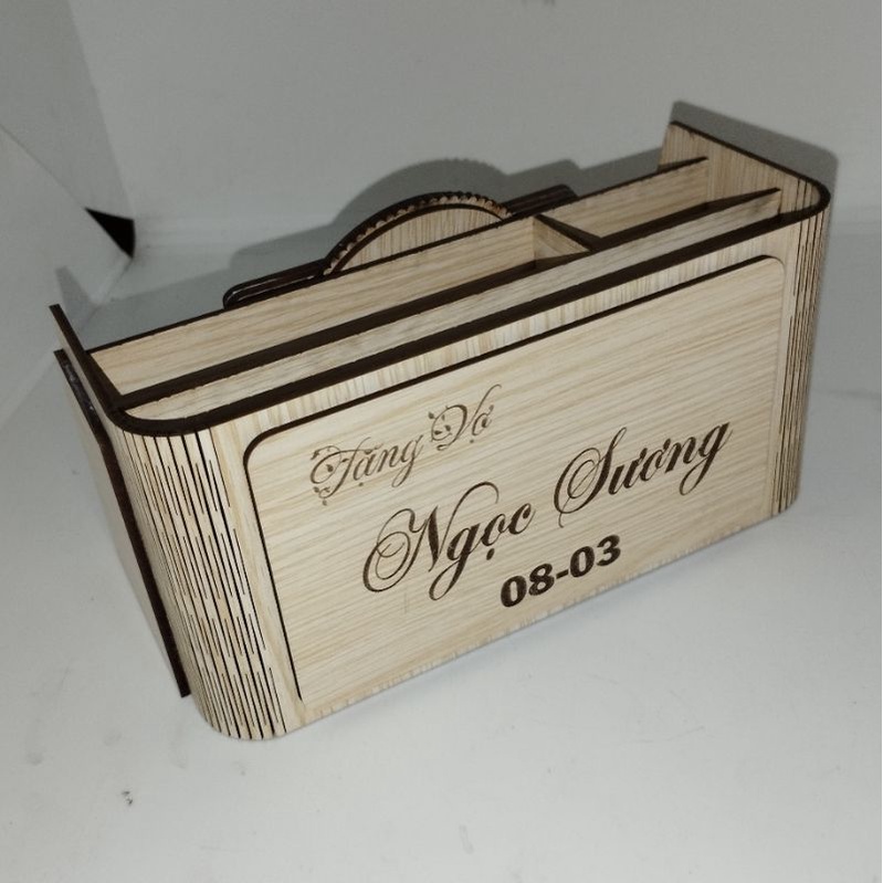 KỆ ĐỰNG BÚT ĐỂ BÀN - KHẮC TÊN MIỄN PHÍ THEO YÊU CẦU