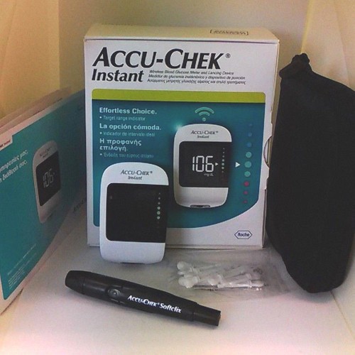 máy đo đường huyết Accu-Chek Instant MỸ tặng 25 que thử