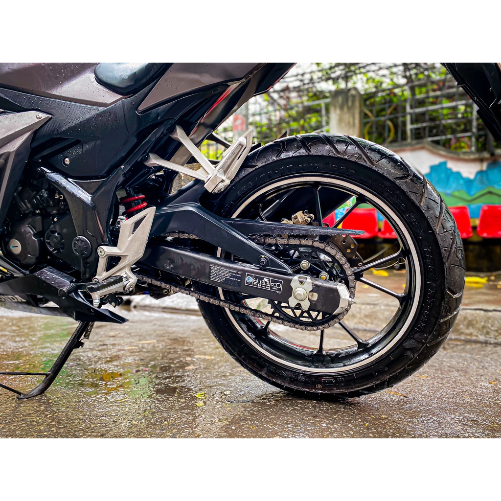 Nhông xích Honda CB150r - CBR150r đến từ thương hiệu Recto, kèm xích RK - X1R có phớt cao su cực êm.