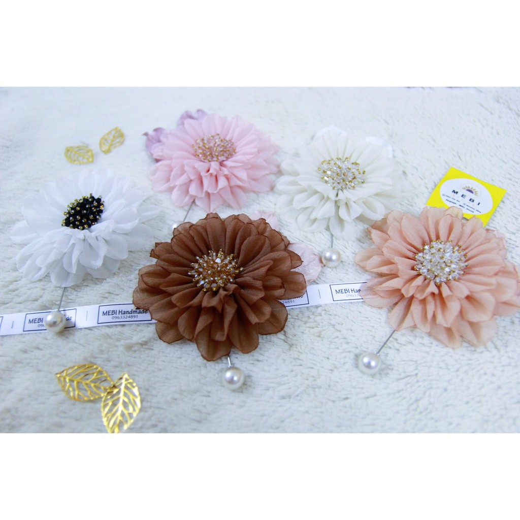 (Ảnh thật) Hoa cài áo handmade mẫu thược dược nhụy pha lê mix 2 lá gấm nobox