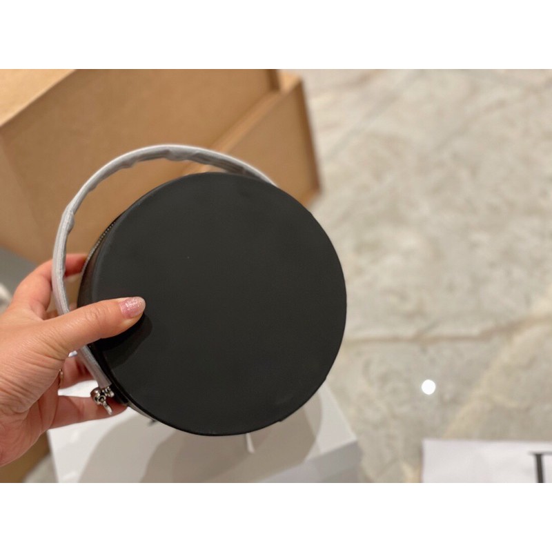 Túi xách nữ dáng tròn hộp bên trong có gương soi khoá kéo dior CD