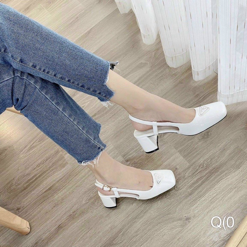 Giầy cao gót bít mũi khoá PRADA