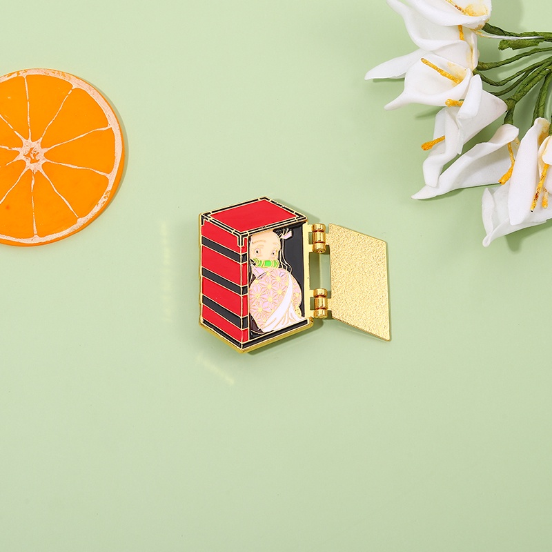 Ghim cài áo QIHE JEWELRY hình anime cô gái trong thùng Girl bộ sưu tập cho bạn bè phụ kiện quần áo