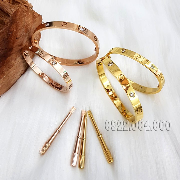 Vòng tay có vít mở cho cả nam và nữ hoặc đeo cặp VF574