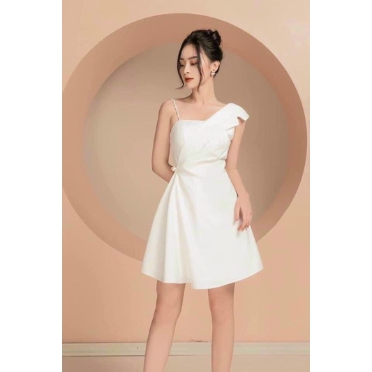 ĐẦM ĐI TIỆC LỆCH VAI ĐÍNH NÚT CƯỜM CHẤT VẢI UMI DÀY DẶN DẮP CHÉO ÔM EO TÔN DÁNG HAI MÀU ĐỎ, TRẮNG