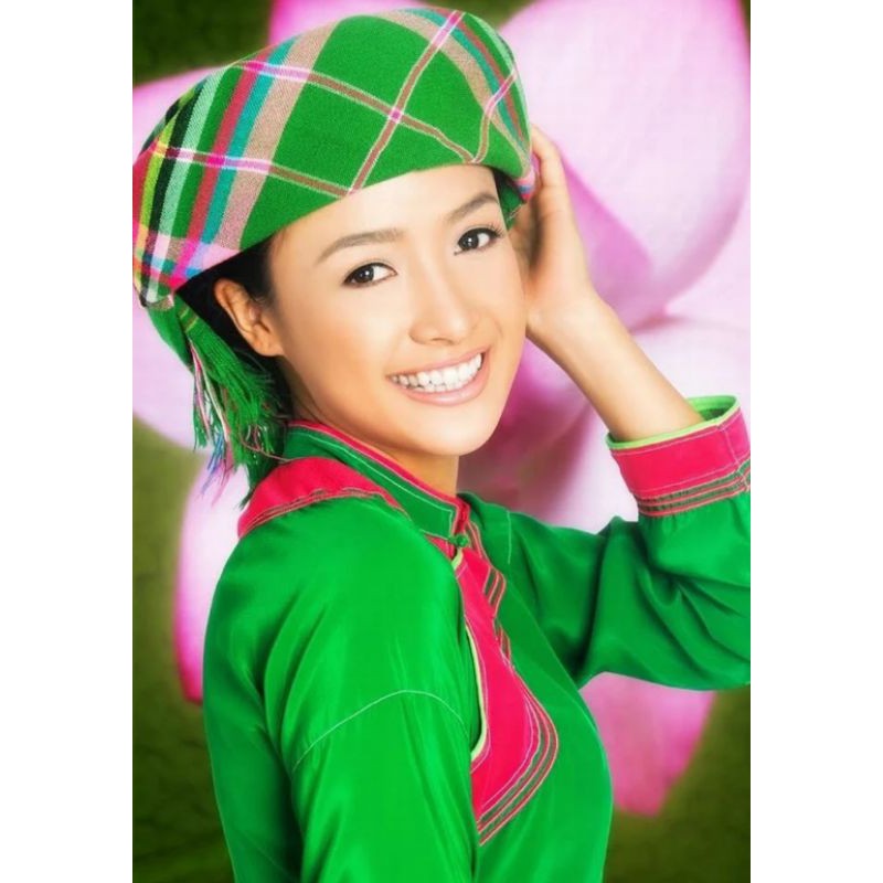 KHĂN VUÔNG KẺ THỔ CẨM