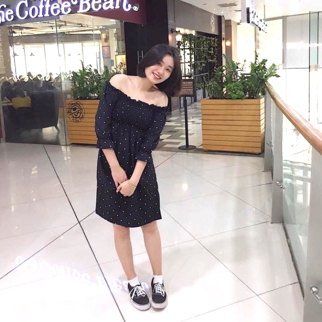 Đầm bi trễ vai nhún chỉ.