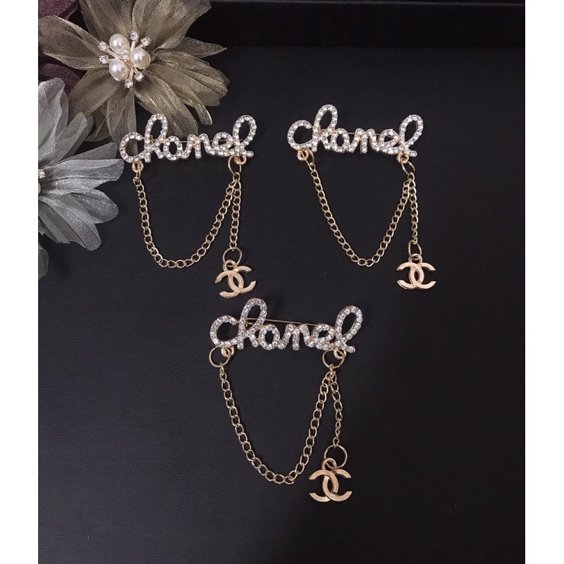 Cài Áo Chữ Đá Dây Xích Rủ Màu Vàng Golden