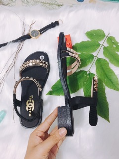 Giày sandal đế bệt đinh tán