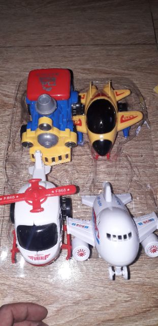 Bộ 4 xe và máy bay mô hình bằng nhựa chạy chớn rất đẹp