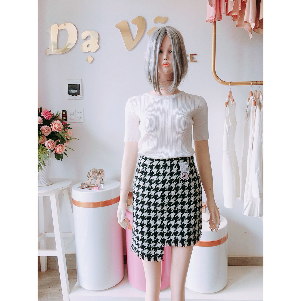CHÂN VÁY NGẮN CARO TRẮNG ĐEN PHỐI TUA RUA FOM SIÊU XINH