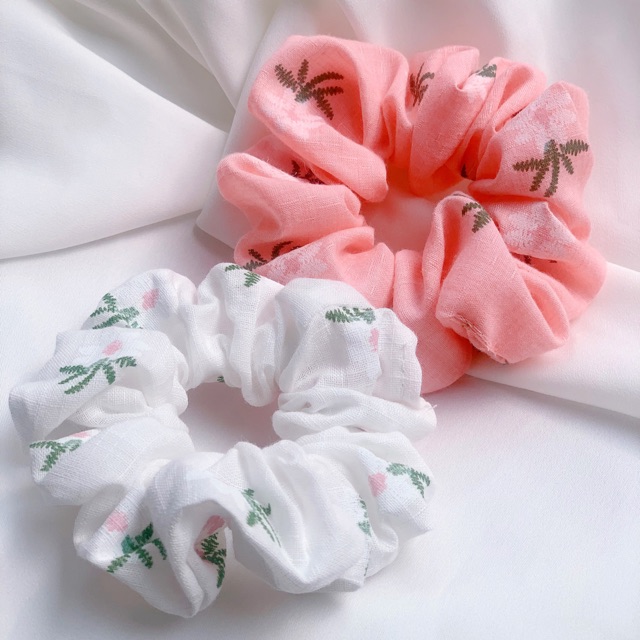 Cột tóc scrunchies hoa cúc đũi thô