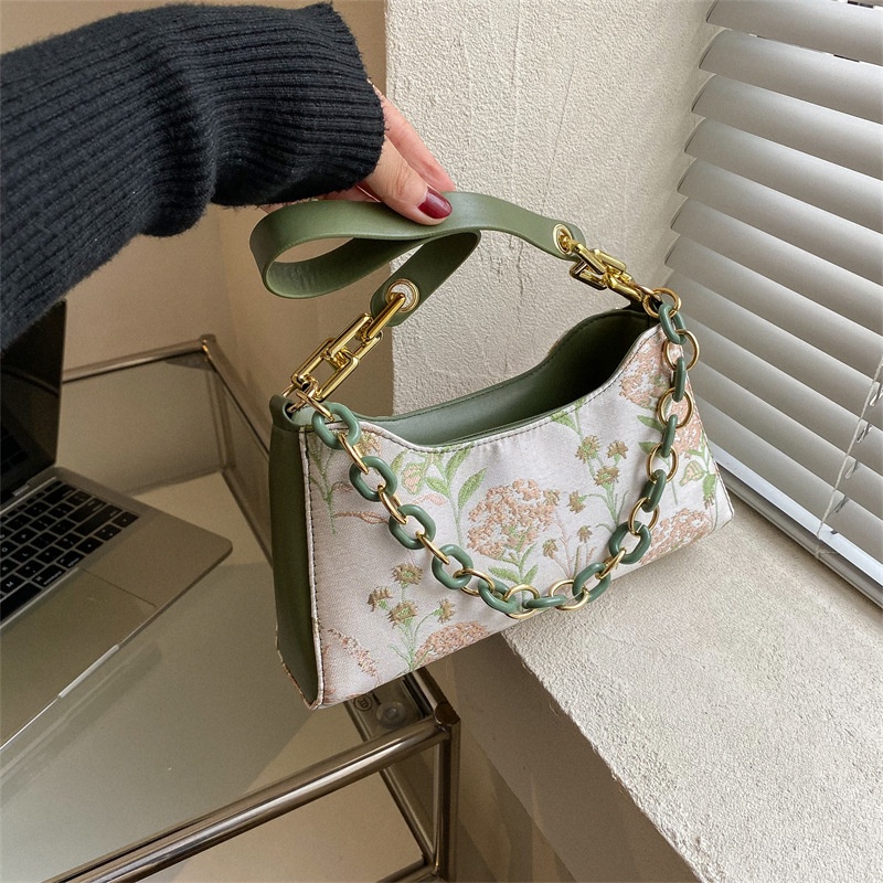Túi xách nữ kẹp nách họa tiết hoa lá trẻ trung có chuỗi xích trang trí có hai màu trắng và xanh lá