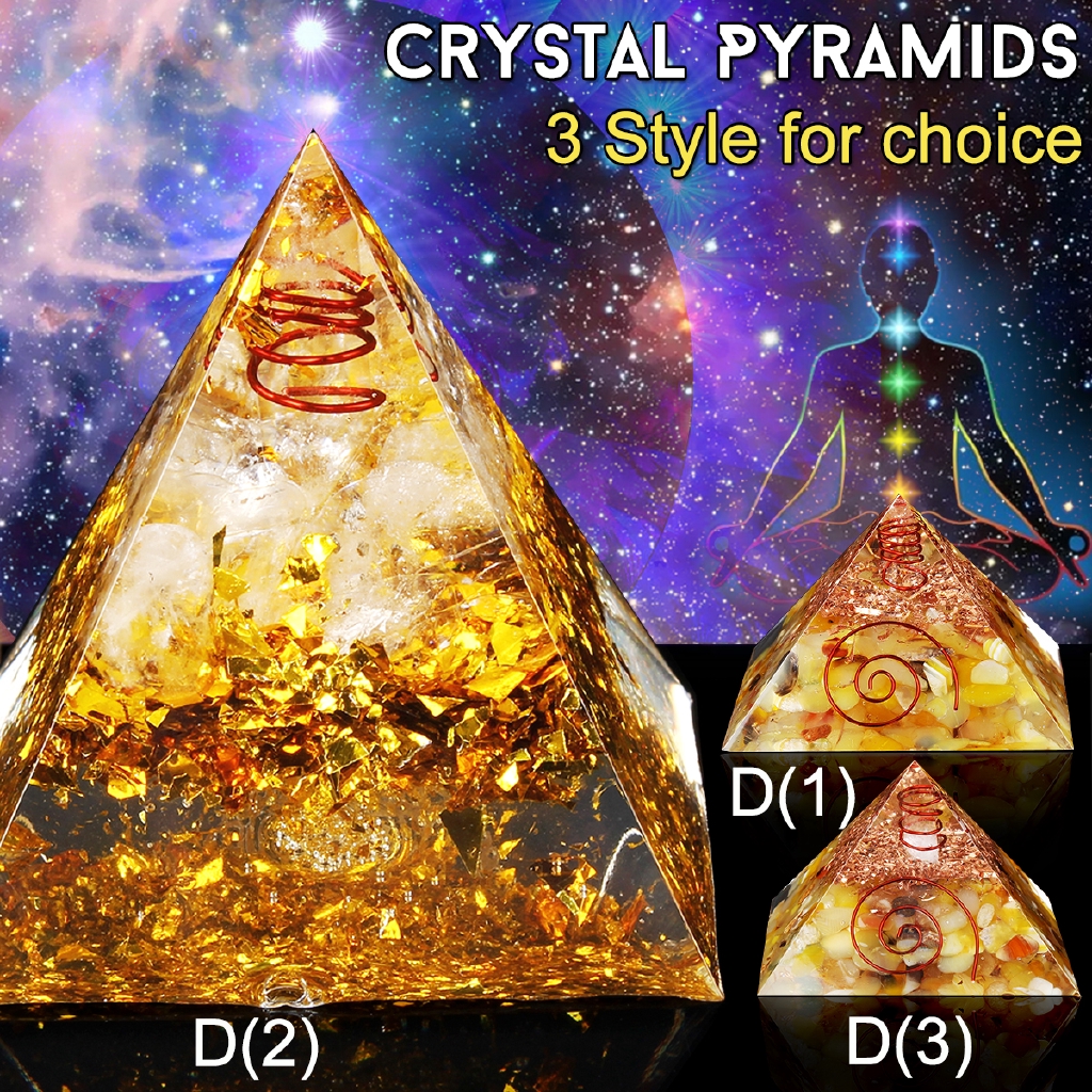 Mô hình kim tự tháp màu vàng đính đá và pha lê tỏa ra năng lượng