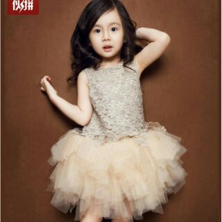 váy ren nhiều tầng bồng bềnh