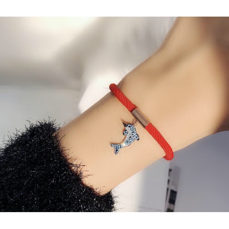 Vòng tay chỉ đỏ con cá heo xinh