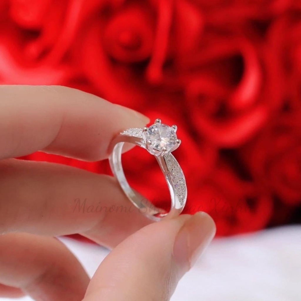 Nhẫn nữ đá cao 6 chấu MAINOMI viền dày nhỏ dần tạo nên nét đặc biệt. Mã kèm quà tặng