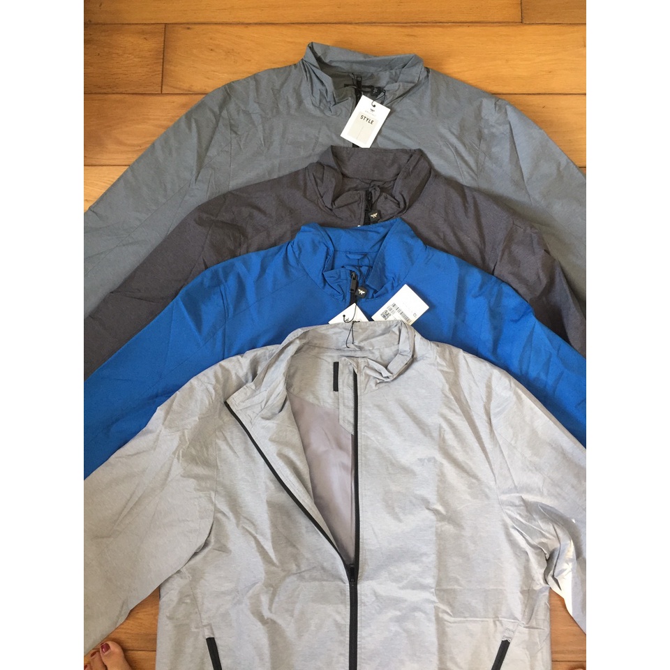 Áo khoác gió 2 lớp nam Aristino AJK001W9 dáng suông regular fit, chun 1 cm chắc chắn, túi khoá kim loại, vải xước