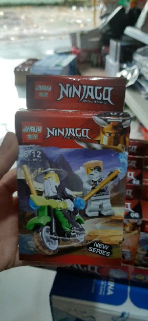 Lắp ráp lego ninjago.