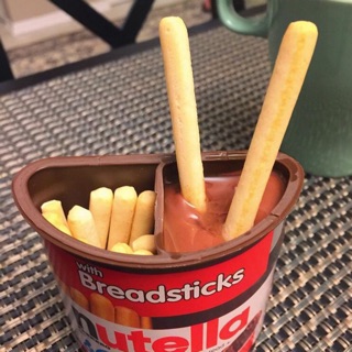 Bánh que chấm nutella