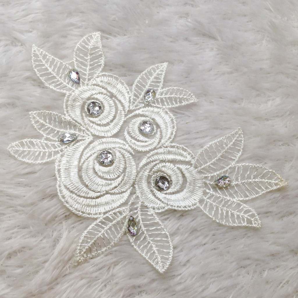 Bông thêu hoa hồng trắng đính cườm trai lấp lánh size 16cmx11.5cm kết áo