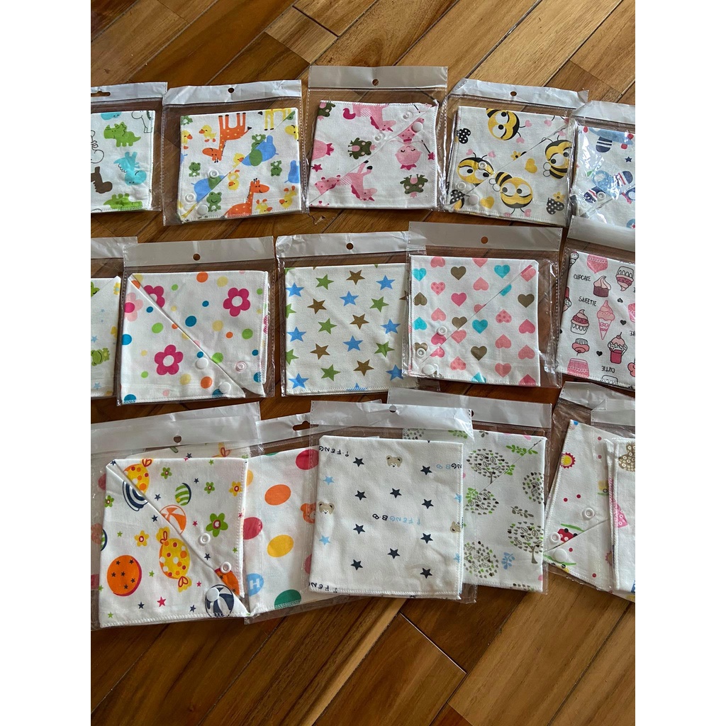 Khăn Yếm Tam Giác Có Nút Cài Cho Bé