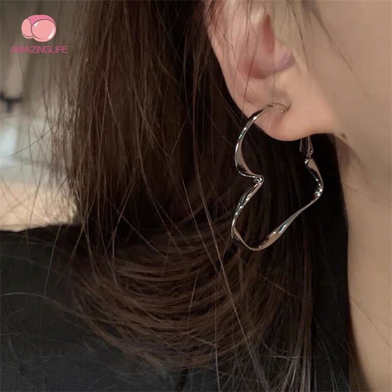 1 Đôi Khuyên Tai Kim Loại Hình Trái Tim Rỗng Lớn Màu Đen Phong Cách Gothic Cổ Điển Cho Nữ