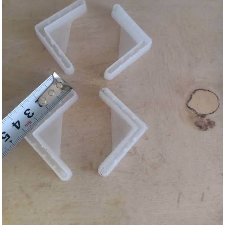 Chân nhựa sắt v lỗ 4 x 4 đa năng