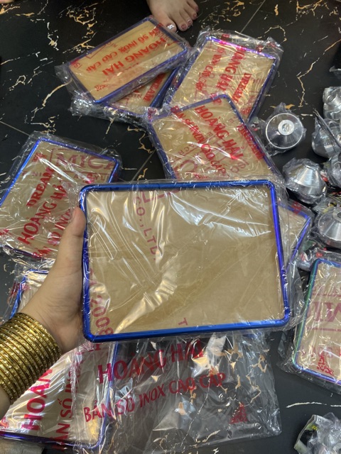 Khung bọc biển số màu xanh titan | BigBuy360 - bigbuy360.vn