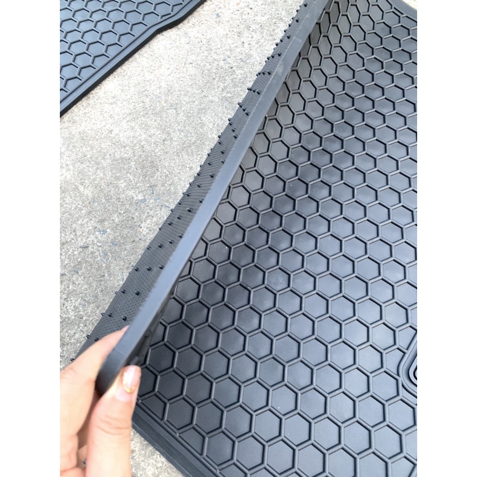 Thảm lót sàn cao su xe Toyota Veloz 2022 2023 Màu Đen đủ 3 hàng ghế không mùi chữ trắng