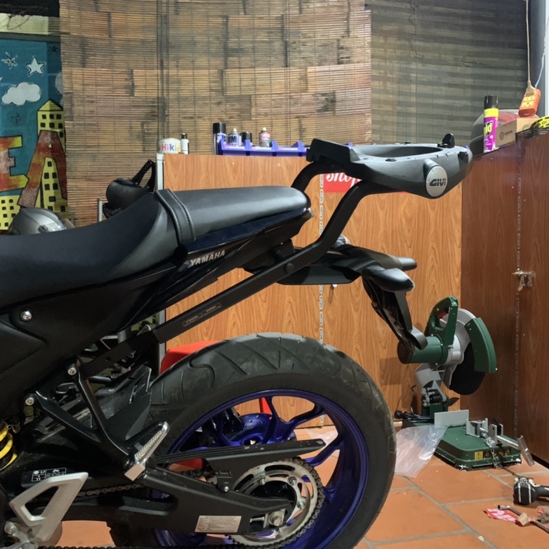 MT15 lên thùng Givi E43Gold-ADV cùng baga SRV